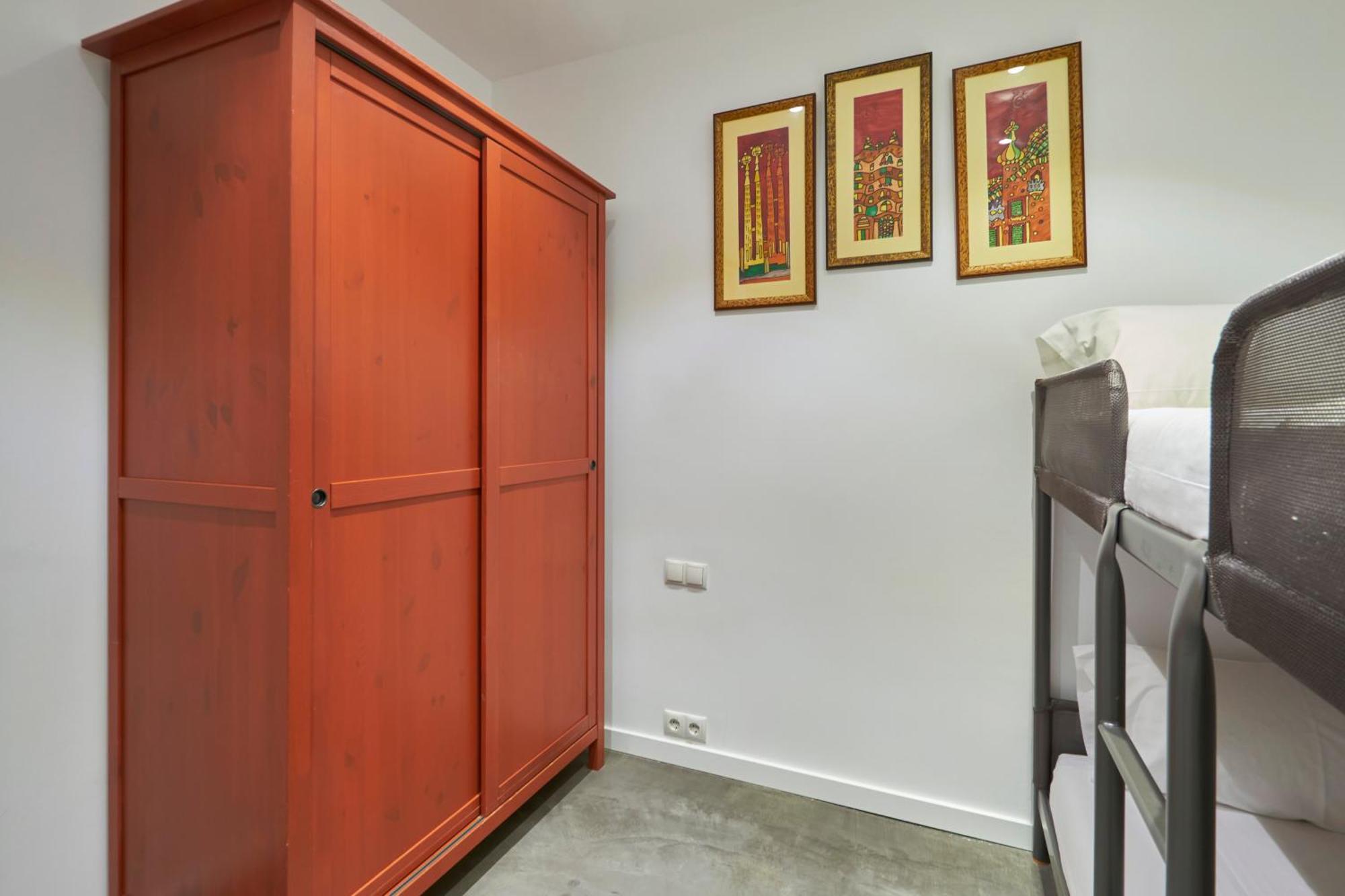 64 Apartment In A Typical Barcelona'S Old Building Exterior photo